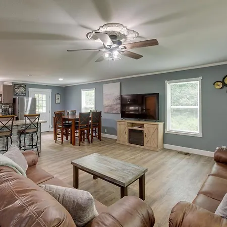 Serene Bryant Retreat With Private Hot Tub!